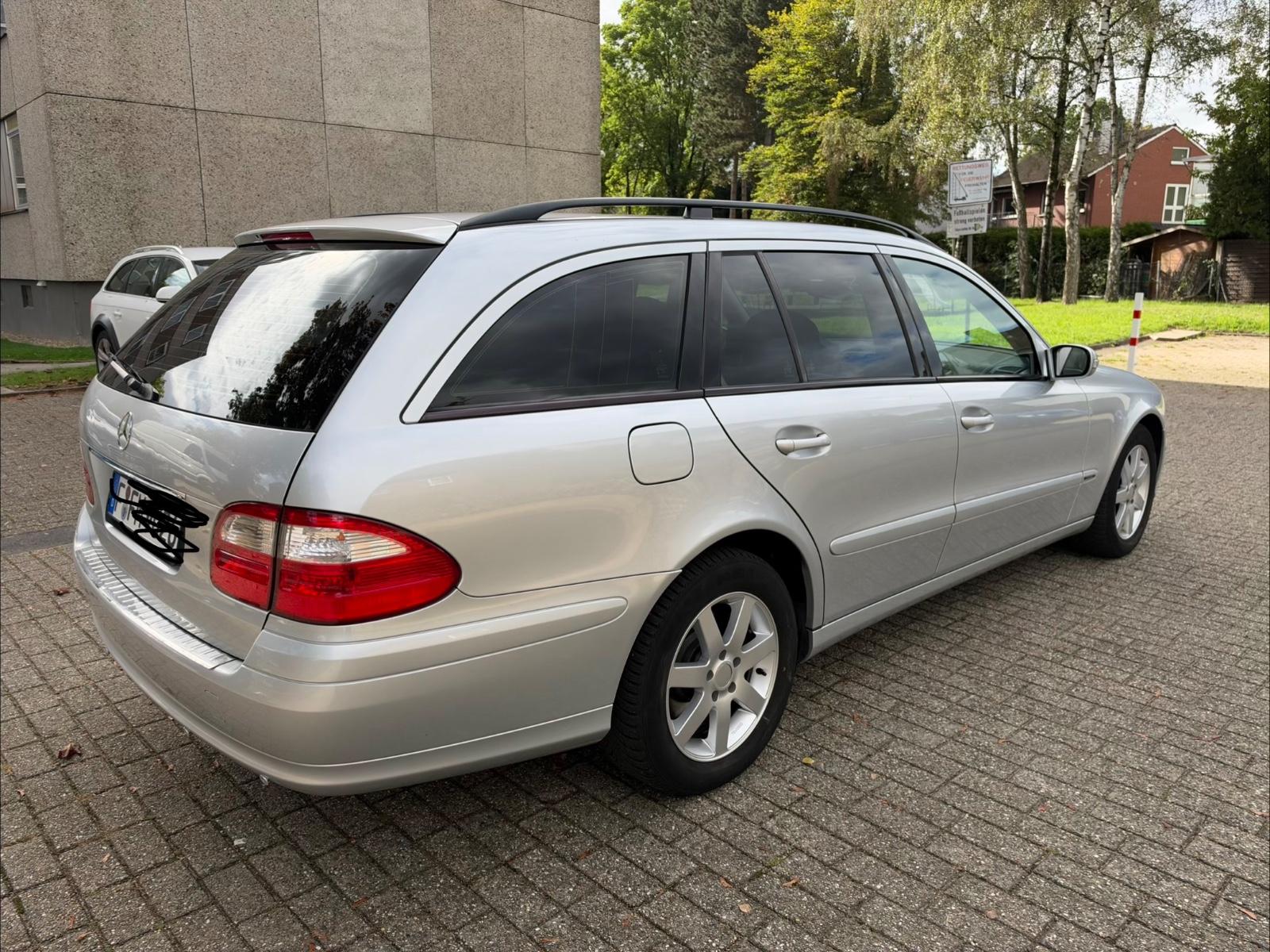Mercedes-Benz E220 2005 — photo 11