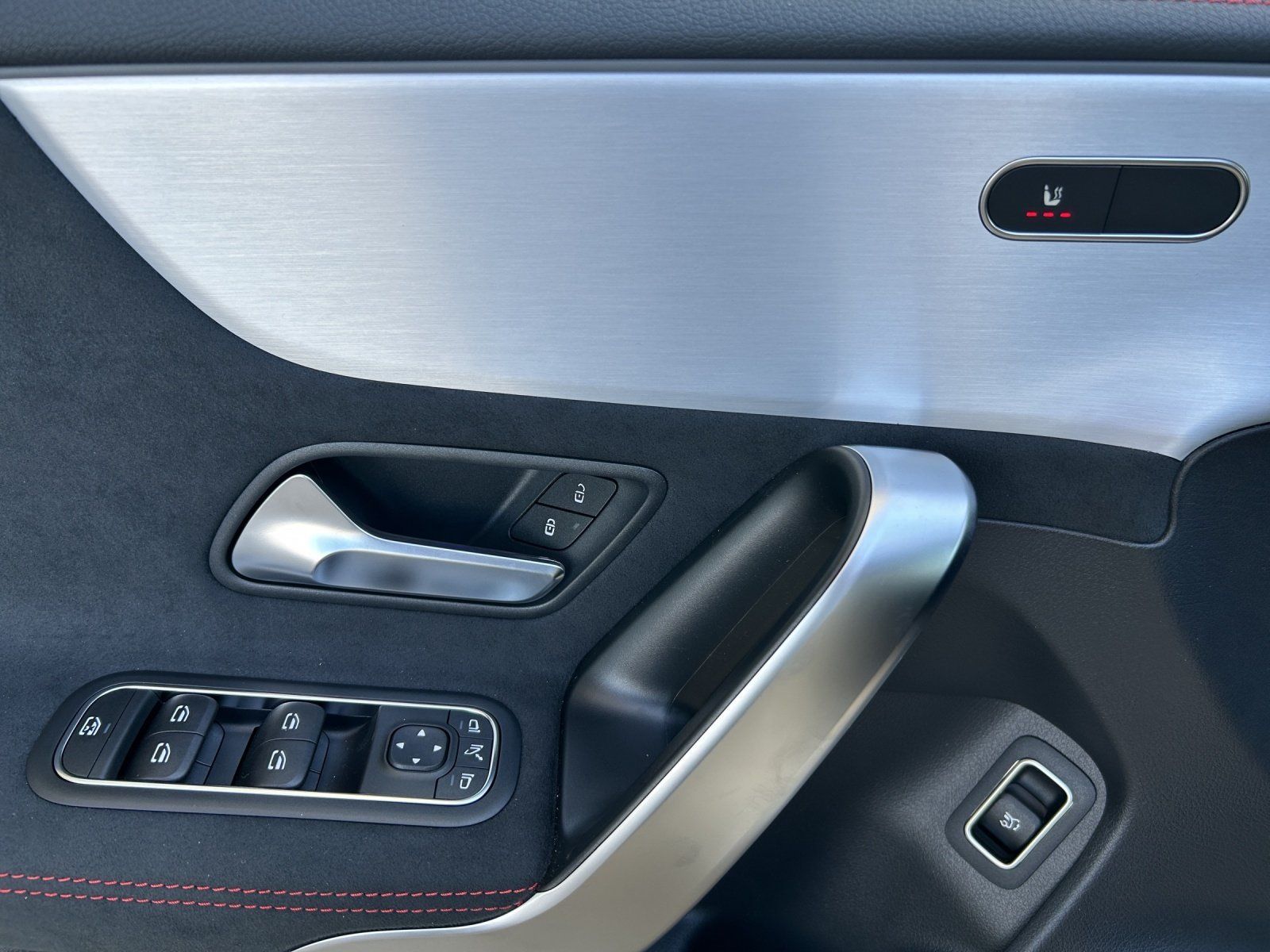 Fahrzeugabbildung Mercedes-Benz CLA 200 d Shooting Brake AMG Distronic PANO 360°