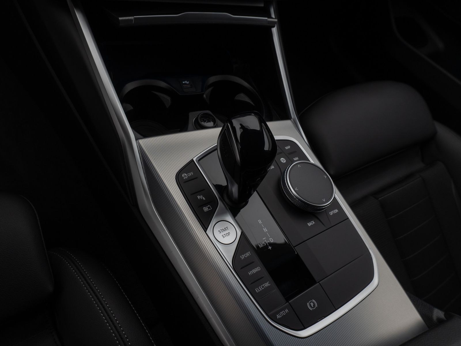 Fahrzeugabbildung BMW 330e Kamera DAB HiFi DrivingAssist Alarm Sport