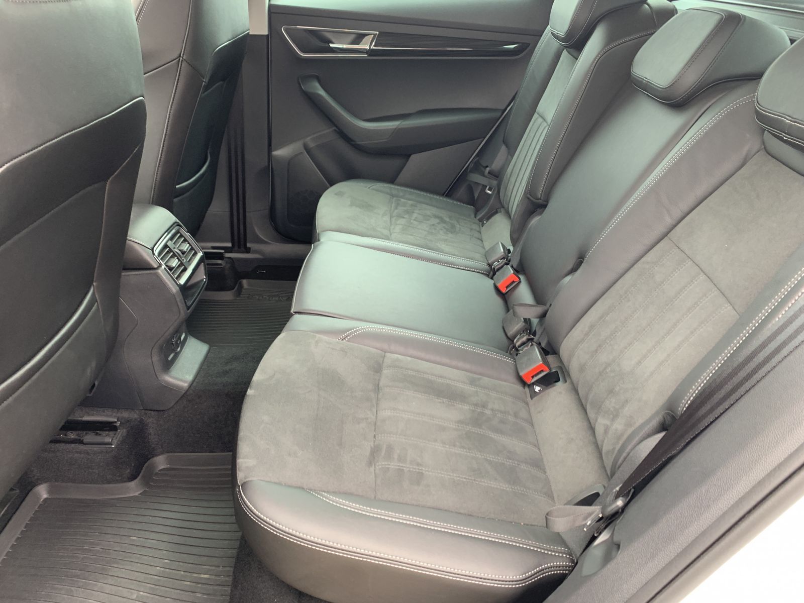 Fahrzeugabbildung SKODA Karoq 2.0 TDI*4x4*Alcantara*AHK*STHZ*CANTON*Cam*