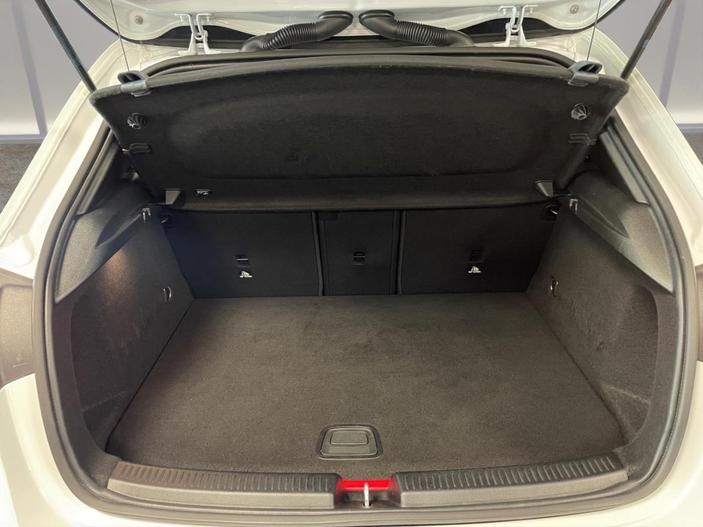 Mercedes-Benz A 250 e AMG*AHK*PANO*RFK*NAVI*LED