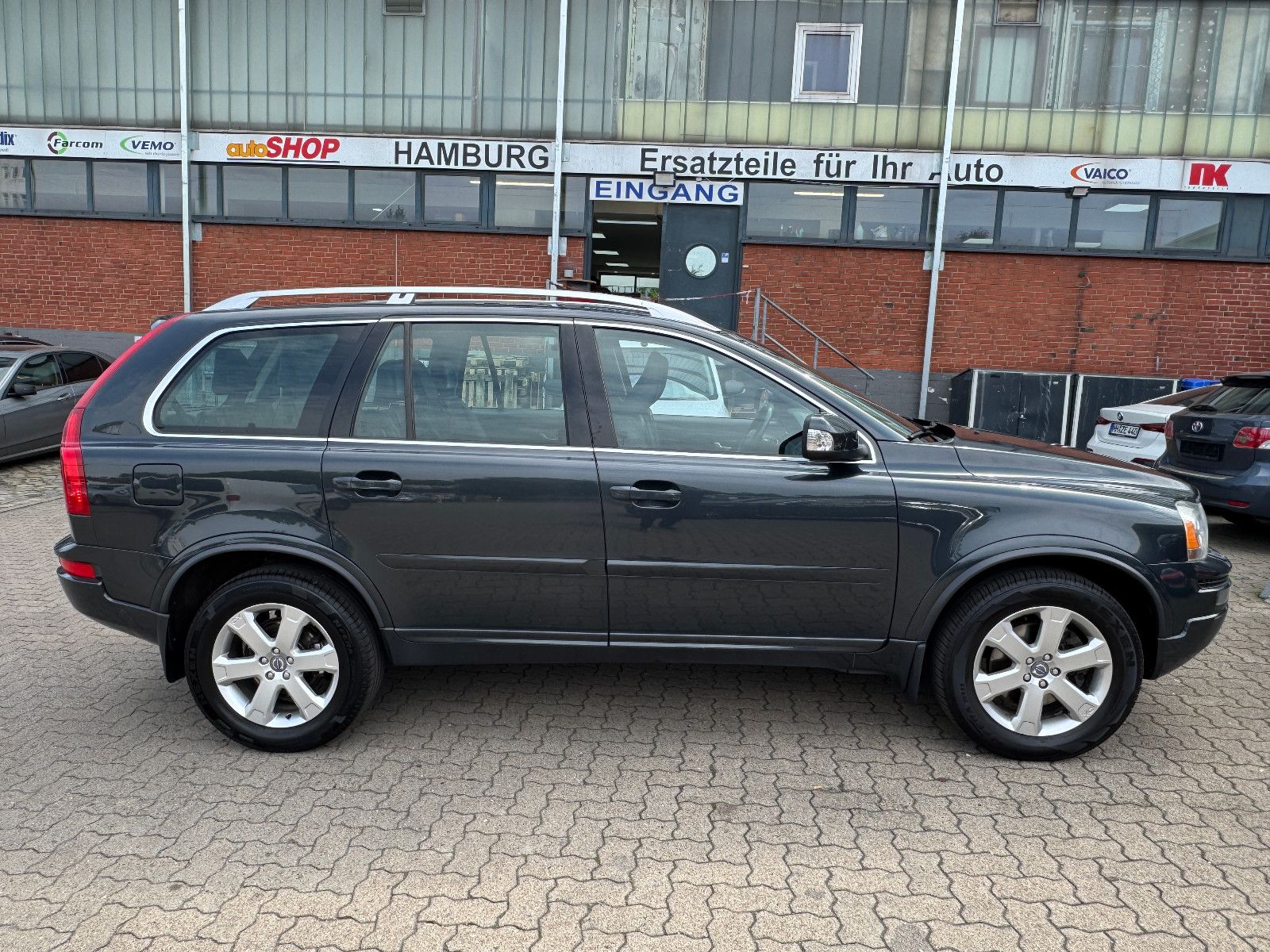 Fahrzeugabbildung Volvo XC90 2.4 D5 AWD GEARTRONIC 7-SITZER VOLL TÜV NEU