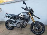 Aprilia Dorsoduro 750 mit Apfelkuchen - APRILIA WEIß