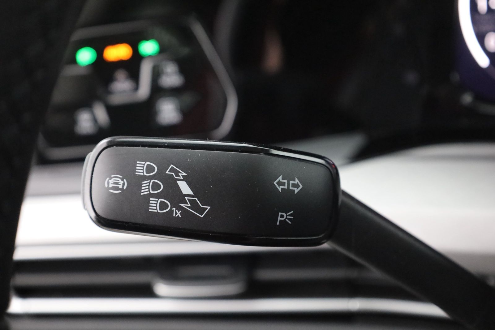 Volkswagen Golf VIII 1.0 eTSI DSG Life LED Navi ACC DAB foto 18
