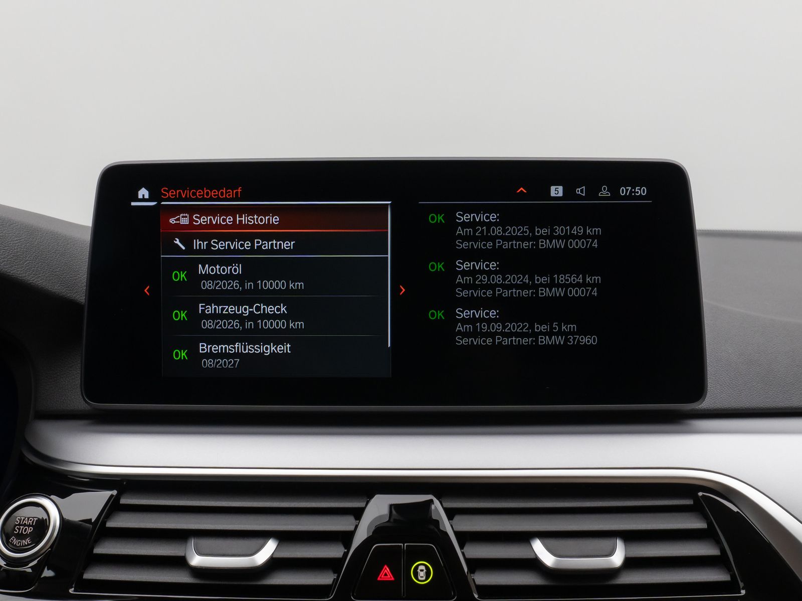 Fahrzeugabbildung BMW 520d Kamera HUD DAB CockPitPro Sitzhzg Alarm LED