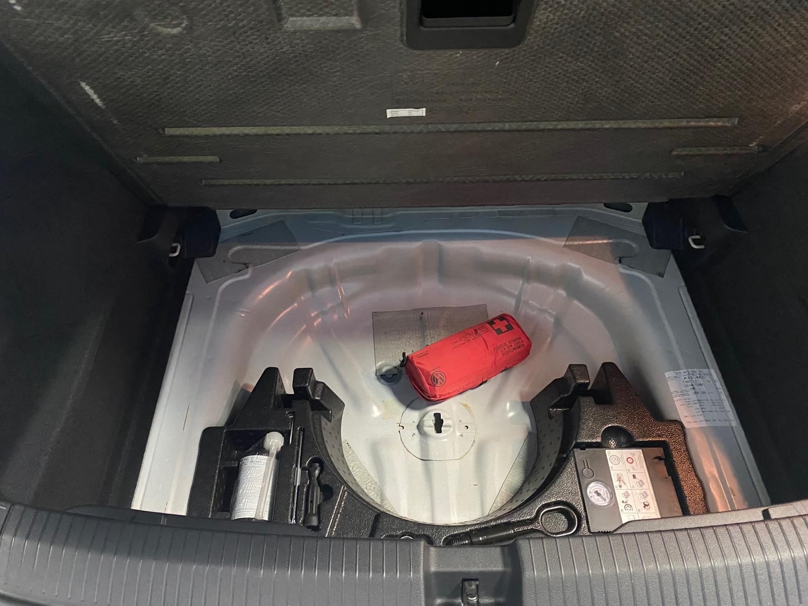 Fahrzeugabbildung Volkswagen T-Roc 1.5 16V TSI Sport R-Line+PDC+ALU+LED