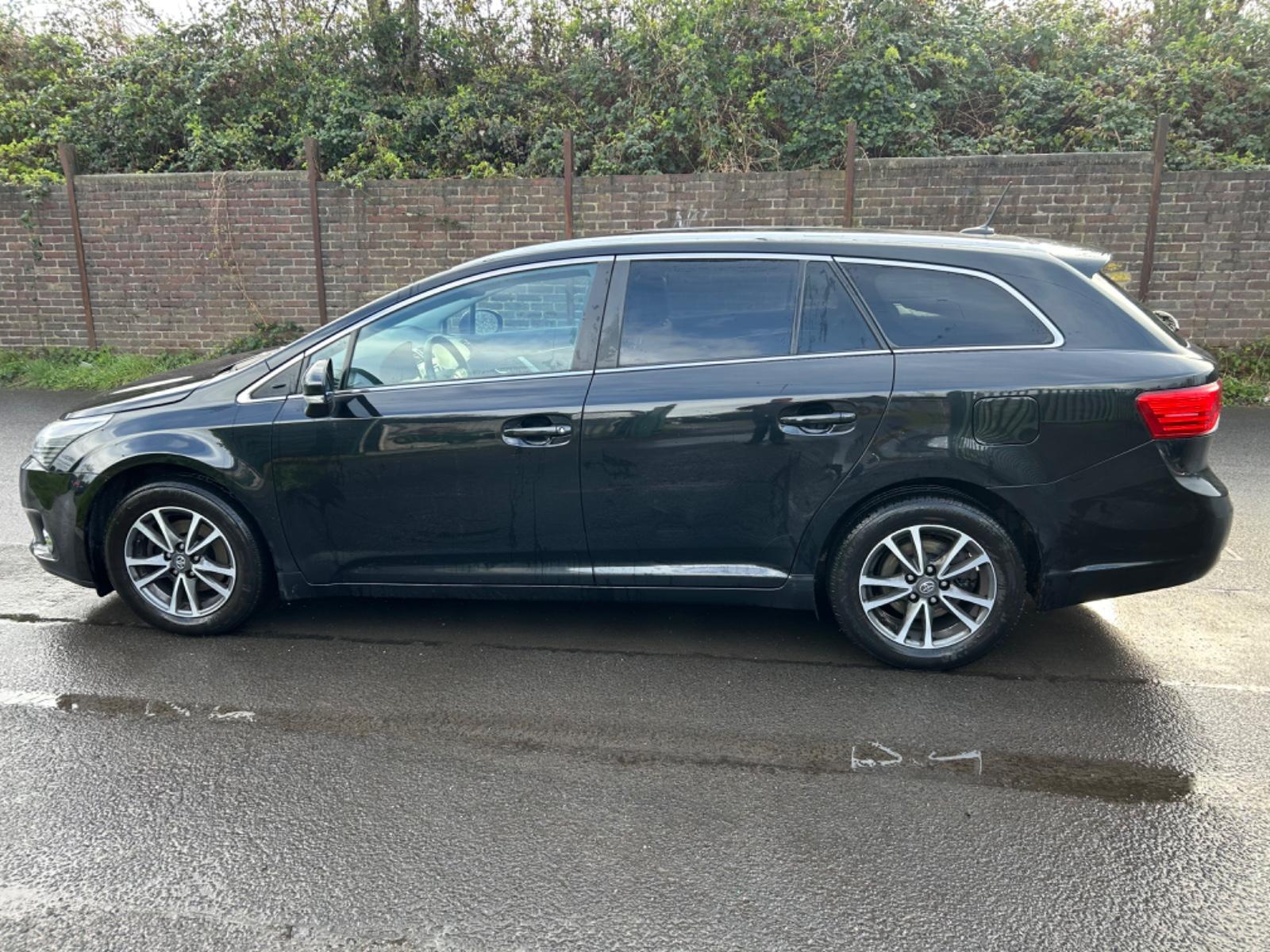 Toyota Avensis 2015 — photo 9