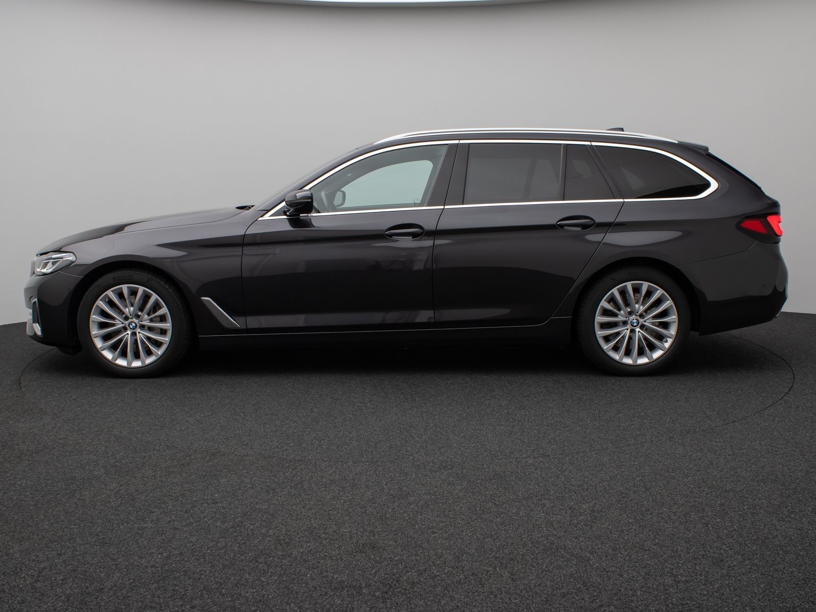 Fahrzeugabbildung BMW 540d xD LuxuryLine Panorama Laser Kamera HUD H/K