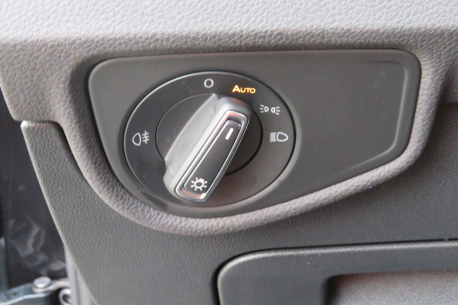 Fahrzeugabbildung Volkswagen Touran Comfort DSG AHK 7-SITZE KAMERA LED 1.H