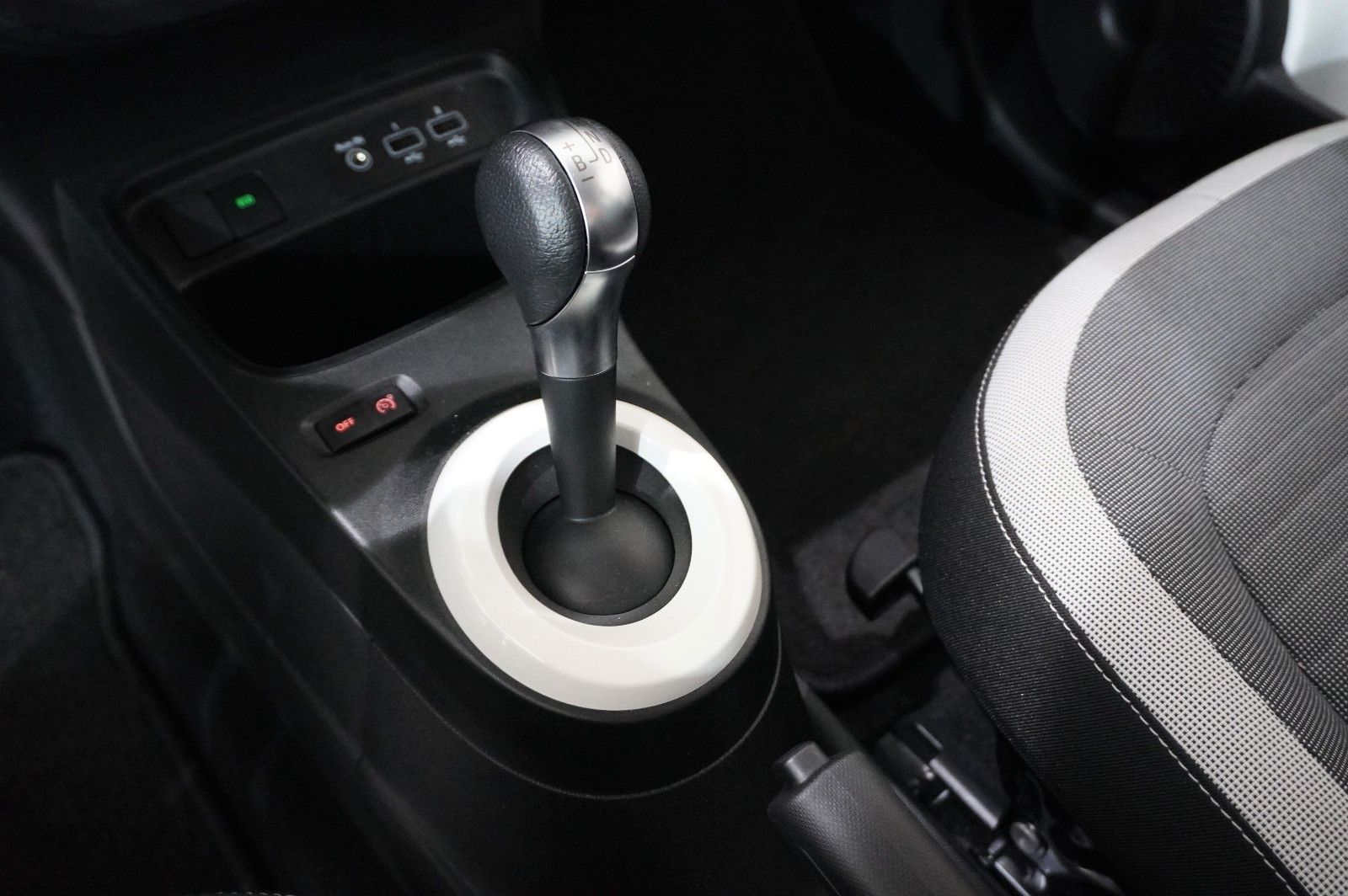 Fahrzeugabbildung Renault Twingo Equilibre Electric 22KWH NAVI/LED/DAB+