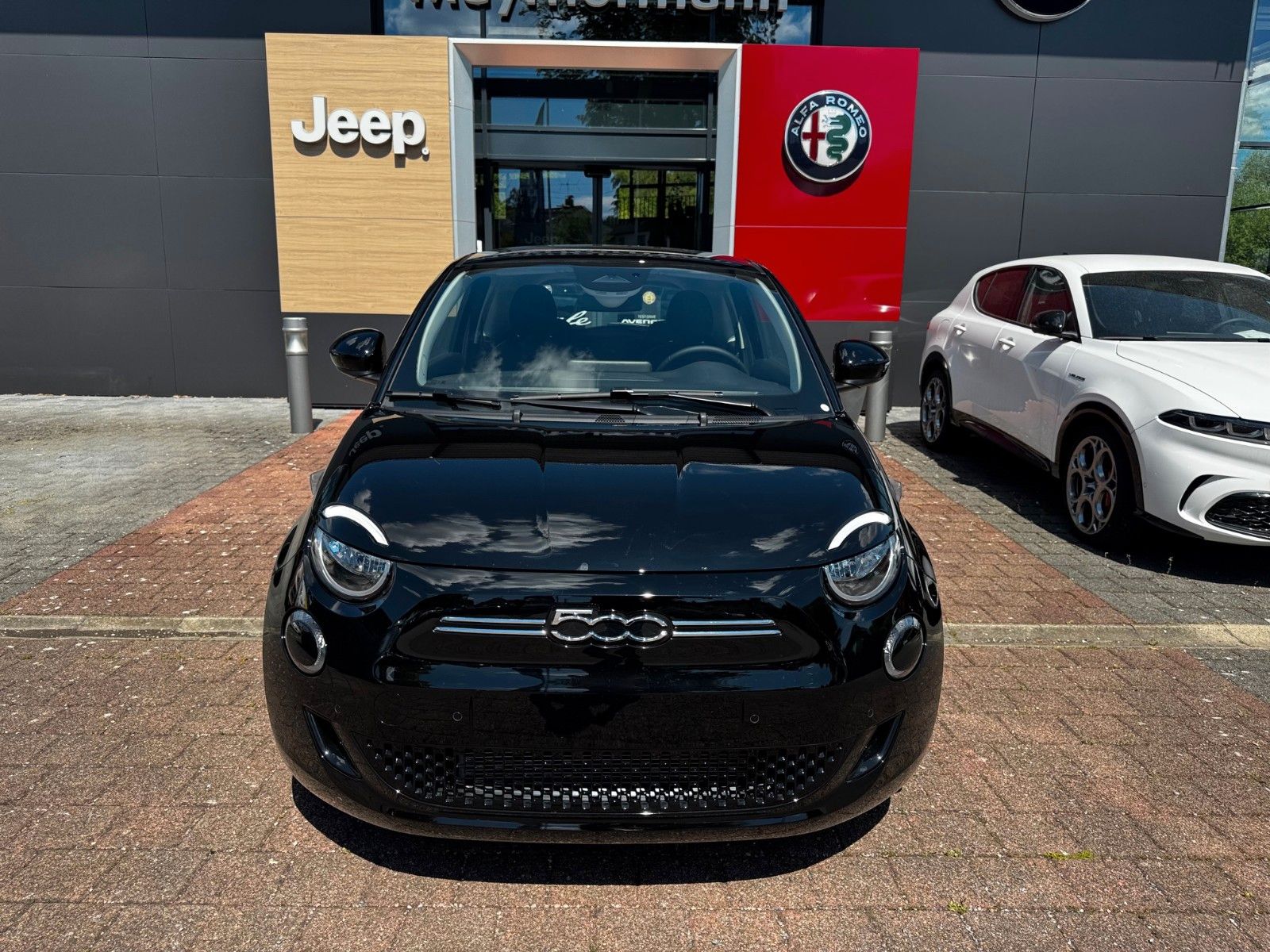Fahrzeugabbildung Fiat 500e Hatchback MY25-RED 42kWh Kamera Sitzheizung