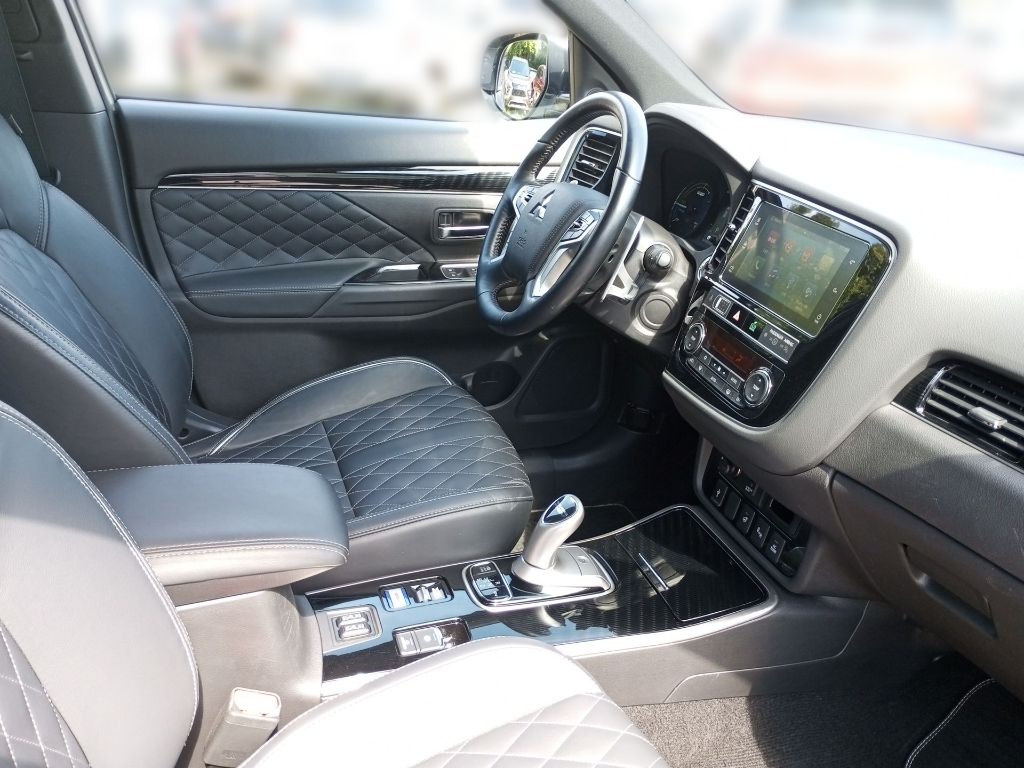 Fahrzeugabbildung Mitsubishi Outlander Plug-in Hybrid PLUS Intro 2.4 4WD AHK