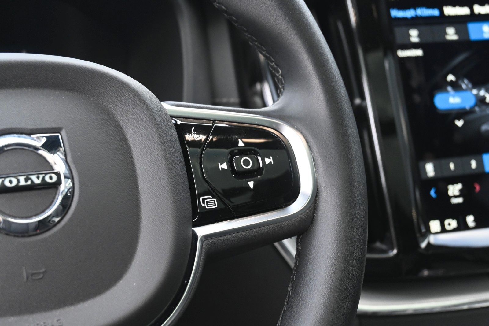 Fahrzeugabbildung Volvo XC60 B4 Ultimate Dark AWD*LUFT*360°*SDTHZG*LED