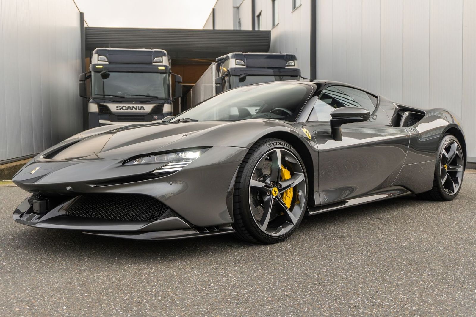 Ferrari SF90 Stradale - Grigio Silverstone - Lift - CarP