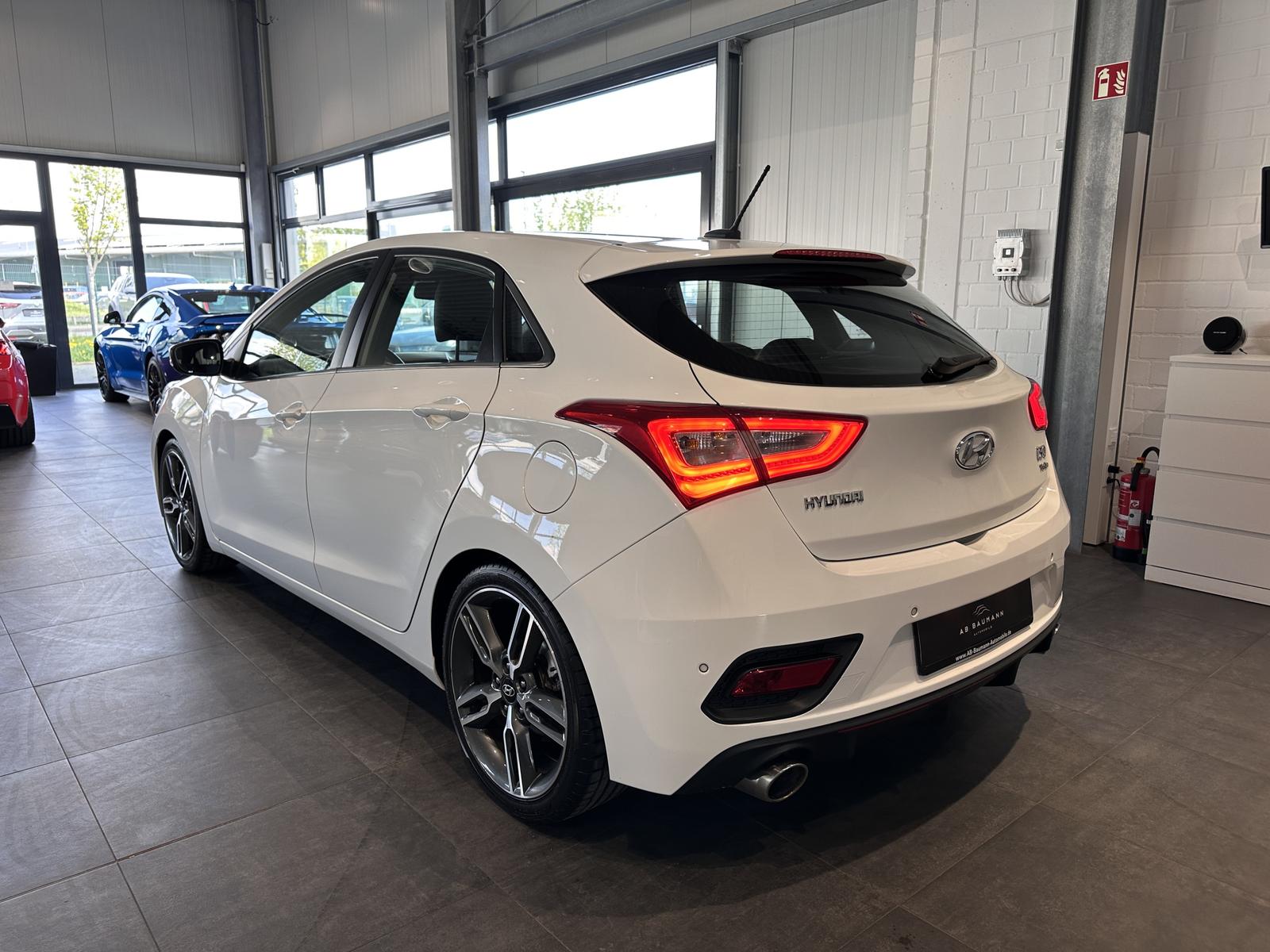 Hyundai i30 Turbo *1. HAND, NAVI, RFK, SCHECKHEFT*