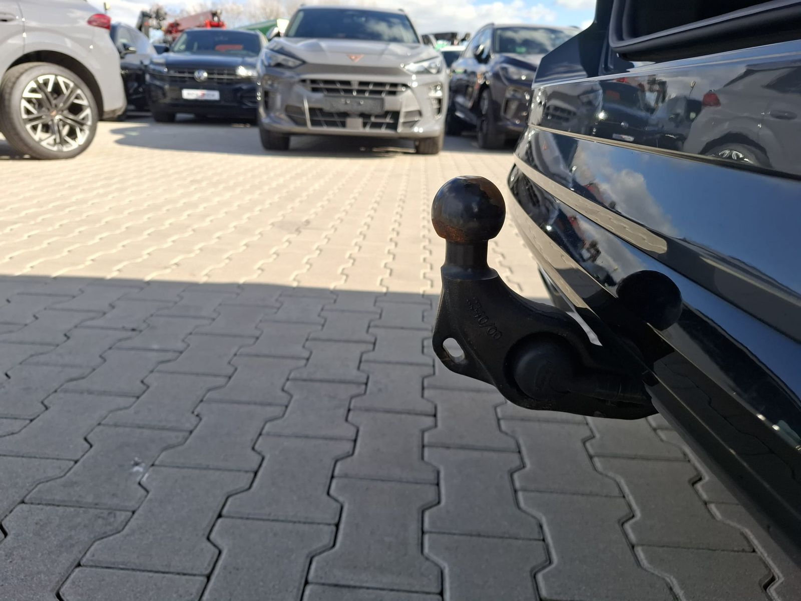 Fahrzeugabbildung Volkswagen Touran 2.0 DSG R-Line High BLACK Pano 7Si IQ AHK