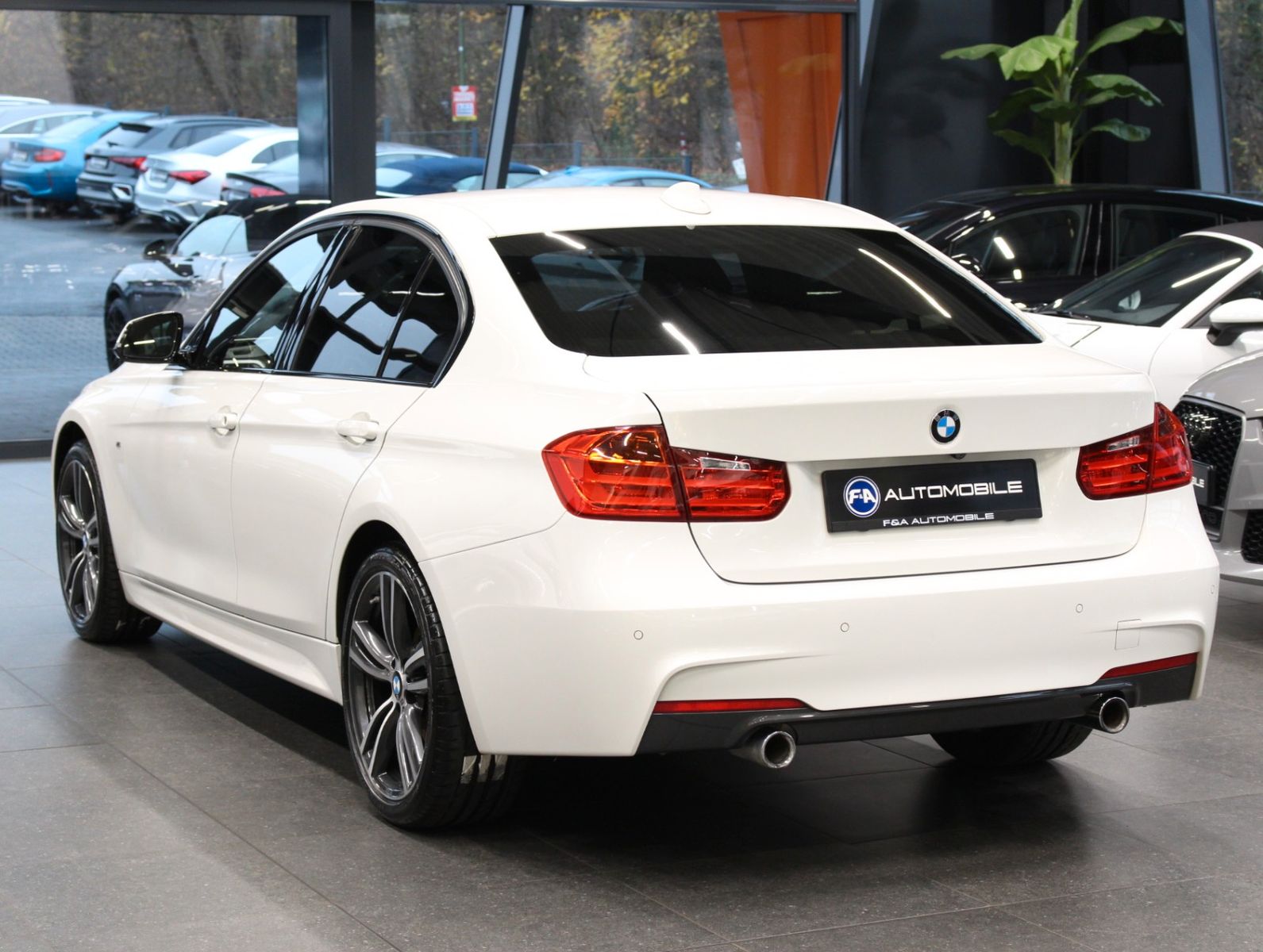 Fahrzeugabbildung BMW 335i xDrive M Sport*Head-up*Kamera*Harman-Kardon