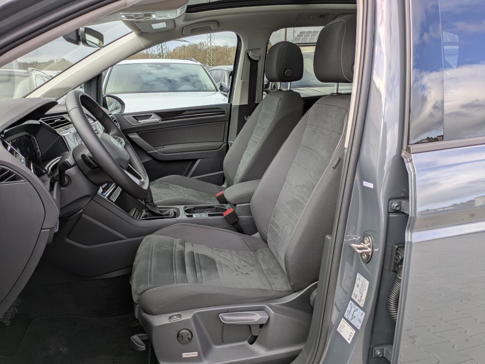 Fahrzeugabbildung Volkswagen Touran 2.0 DSG R-Line High BLACK Pano 7Si IQ AHK