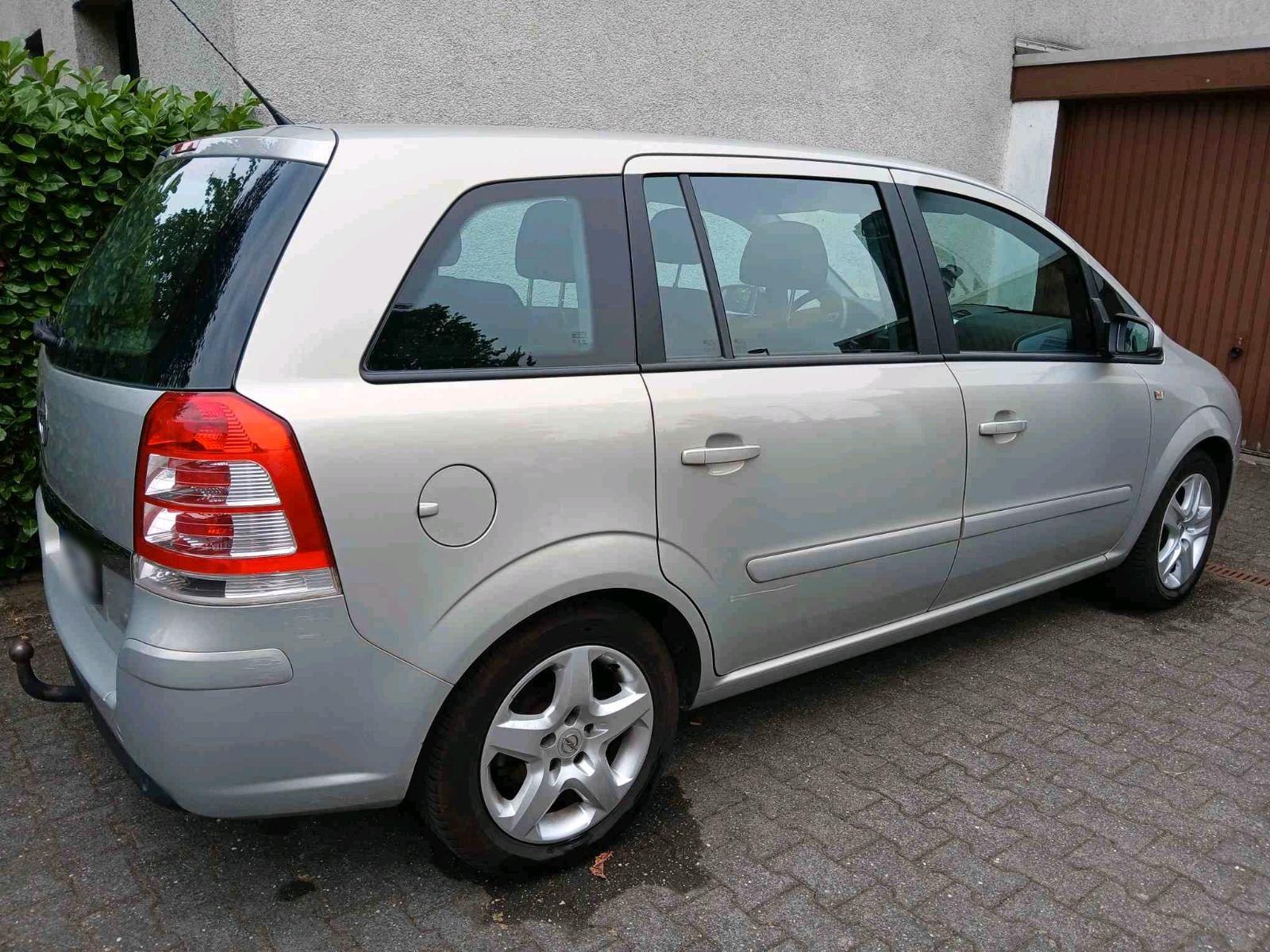 Opel Zafira 2009 — interior