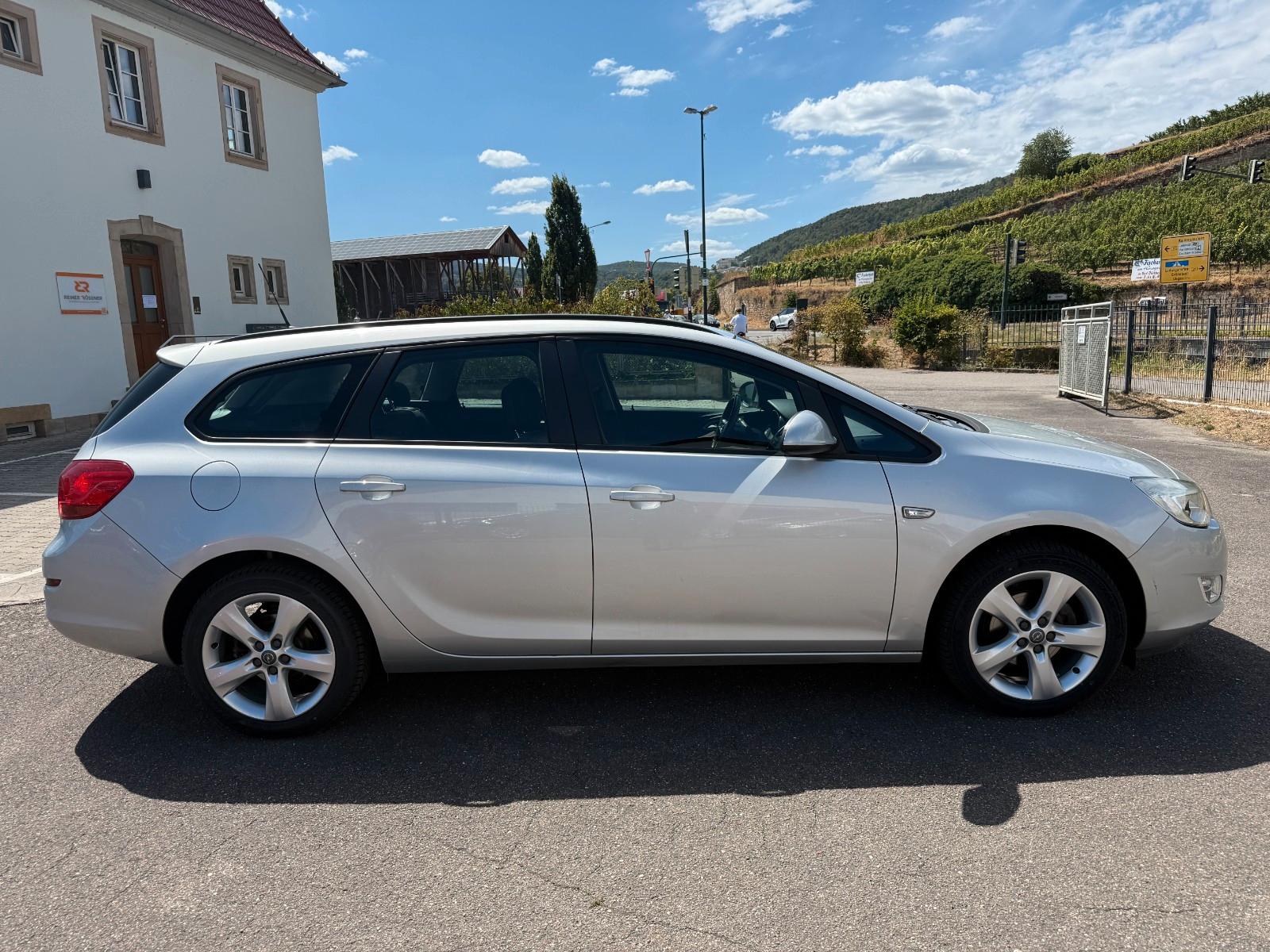 Opel Astra 2010 — photo 7
