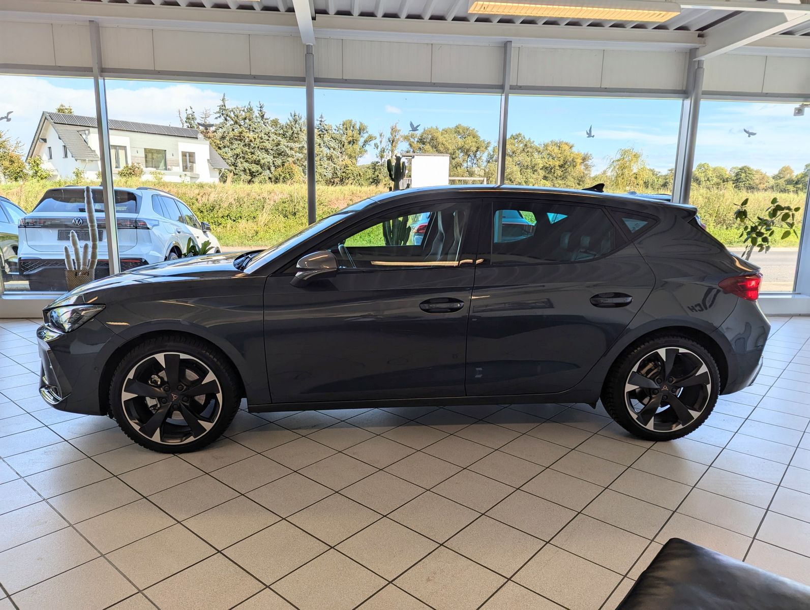 Иллюстрация автомобиля CUPRA Leon 1.5 eTSI DSG Dynamic-Edge-Assist-XL Memory