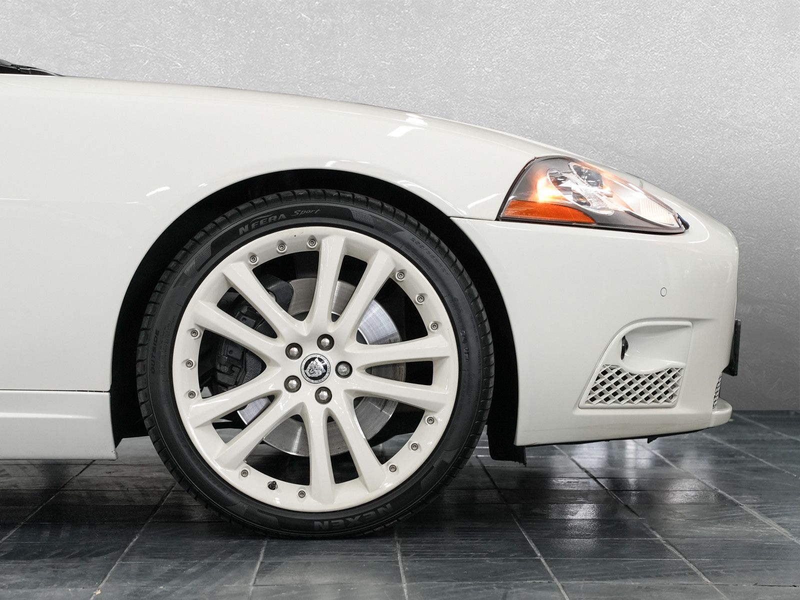 Fahrzeugabbildung Jaguar XKR Cabrio - CATS|20"|Bi-Xenon+aktiv.KL|ALPINE