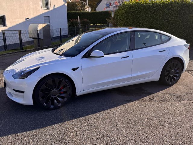 Tesla Model 3 Allradantrieb mit Dualmotor Performa...