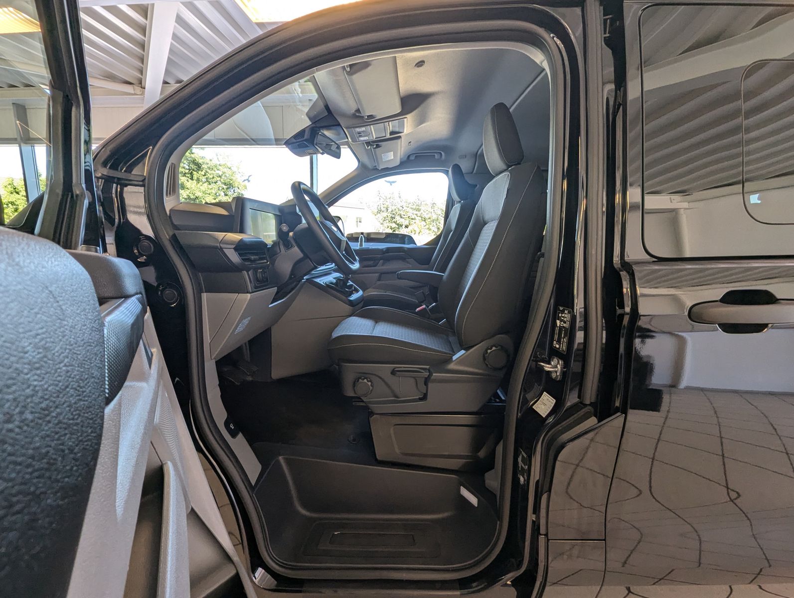 Fahrzeugabbildung Ford Transit Custom 320 L1 Navi 8-Sitze LED Kamera