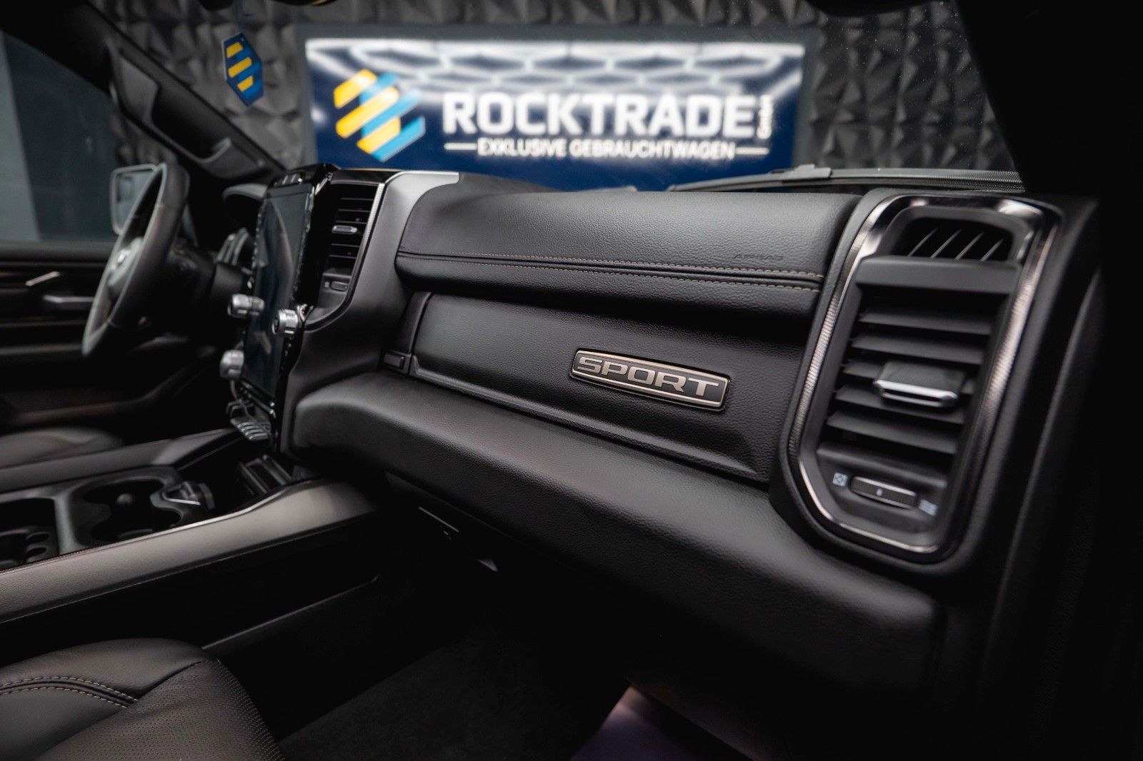 Fahrzeugabbildung Dodge RAM 5.7 V8 HEMI 4x4 Sport Night *Pano*22 Zoll*