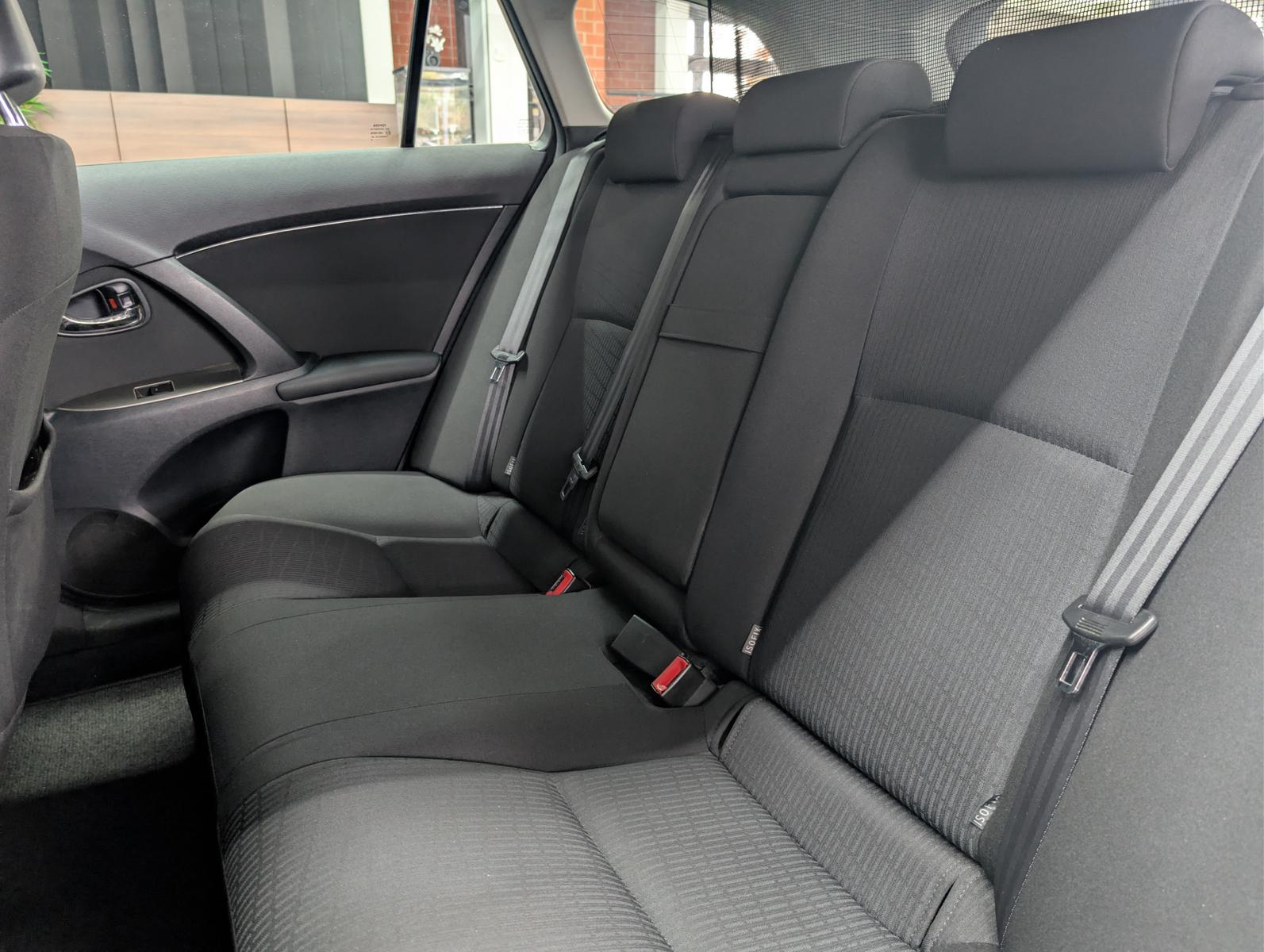 Toyota Avensis 2010 — photo 15