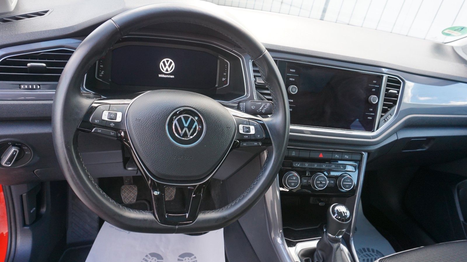 Fahrzeugabbildung Volkswagen T-Roc Sport, Sport Fahrwerk, Navi, Kamera, WR