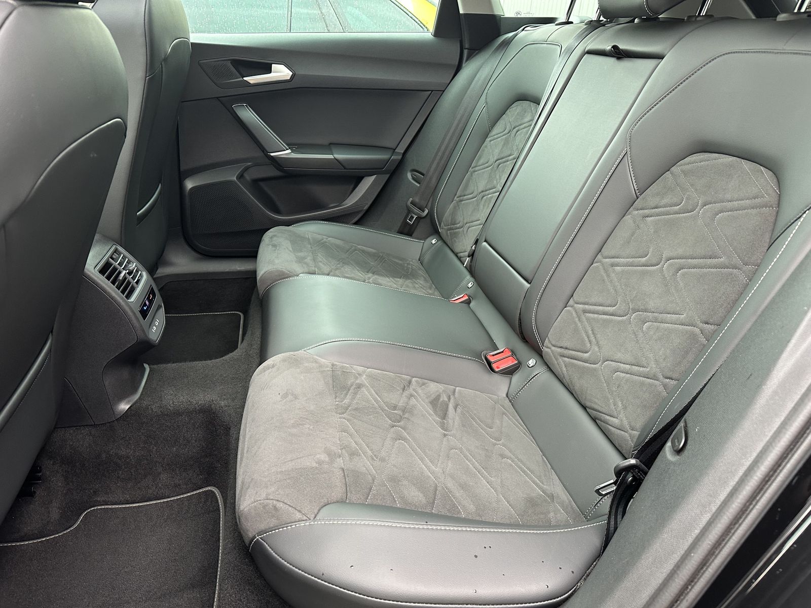 Fahrzeugabbildung SEAT Leon Xcellence e-Hybrid NAV+LED+PANORAMA+CARPLAY
