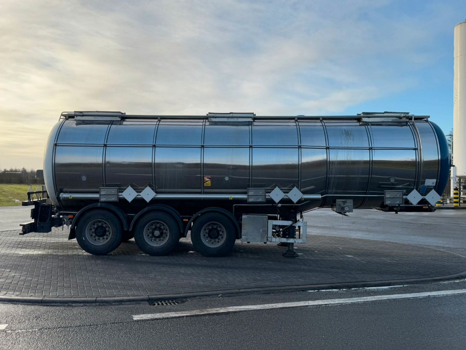 Fahrzeugabbildung Feldbinder 3 Kammer VA Chemie Tankauflieger
