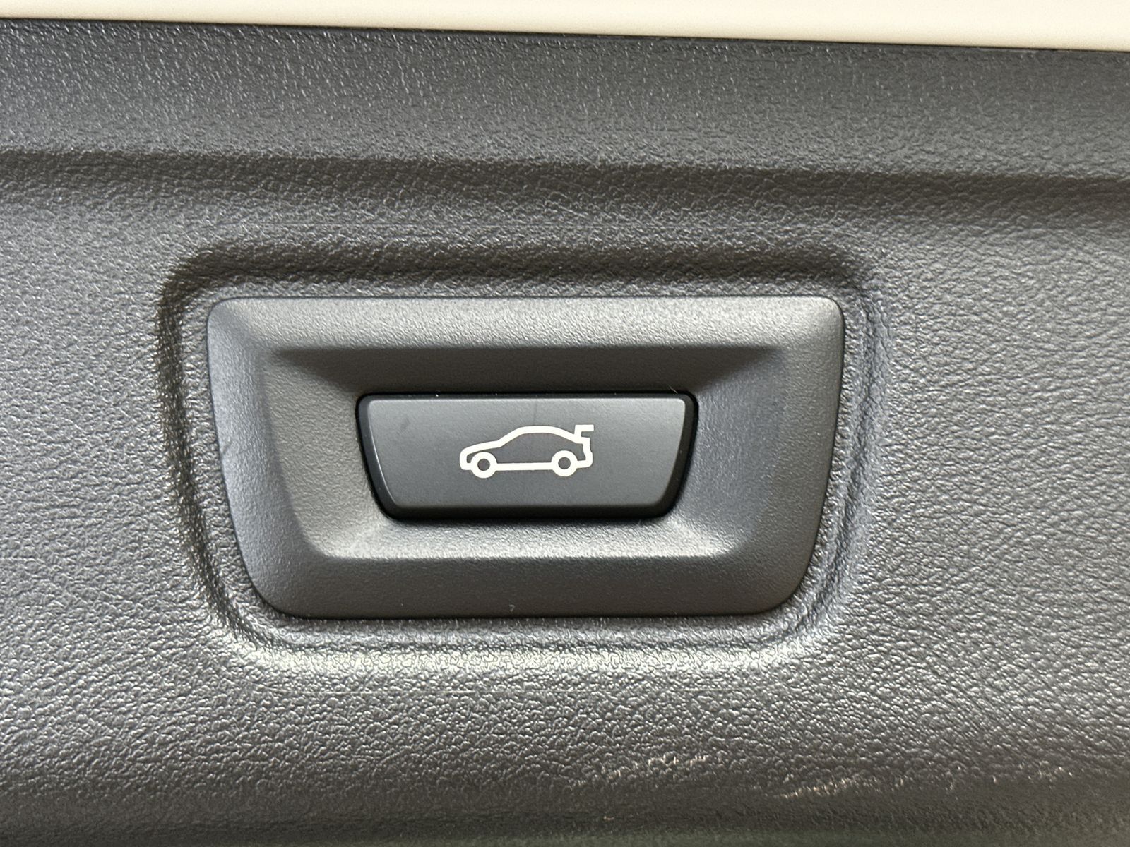 Fahrzeugabbildung BMW 320d Touring M-Sport NAV+LED+AHK+18ZO+ALARM+1HD