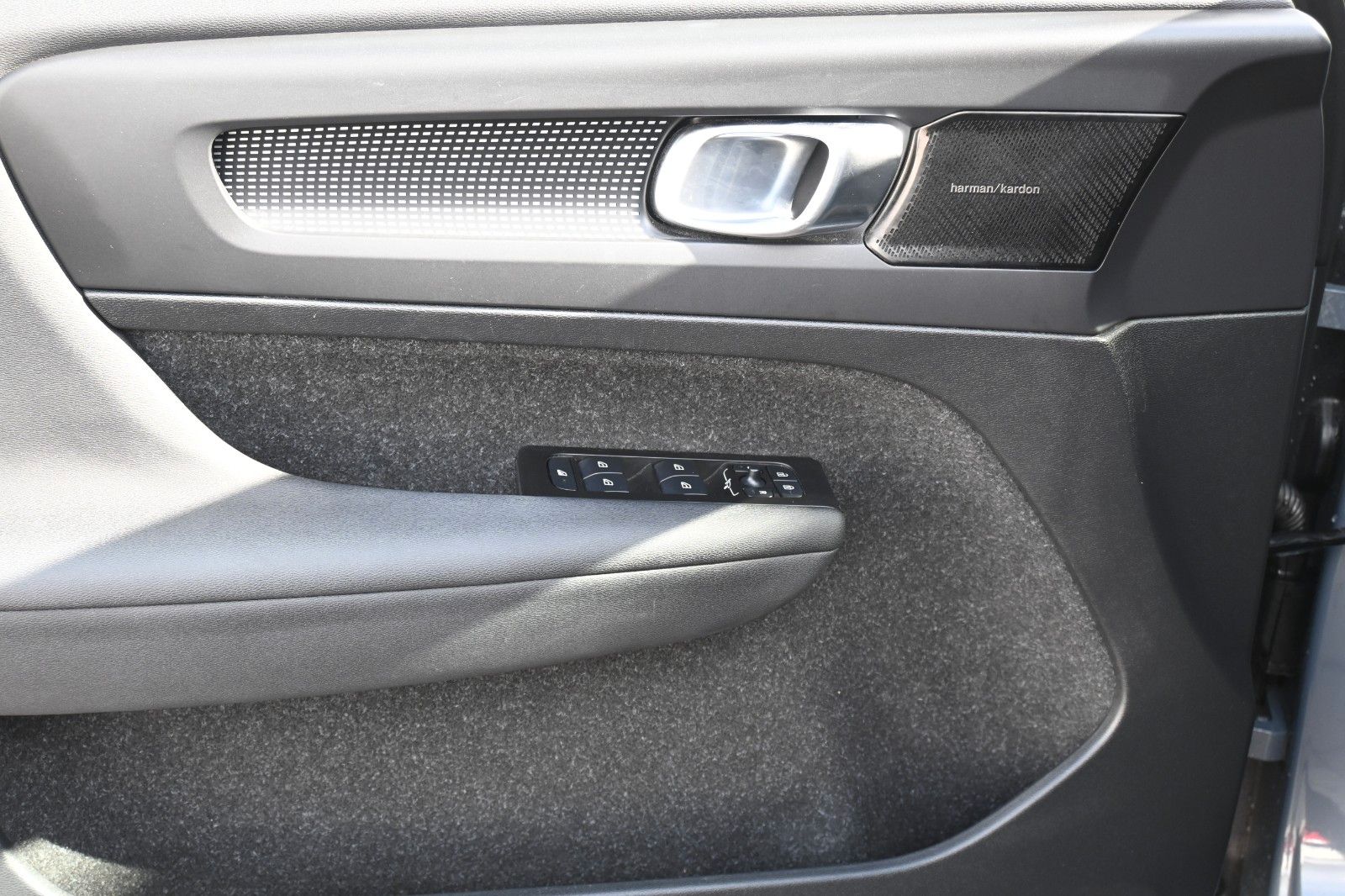 Fahrzeugabbildung Volvo XC40 T3 R-Design Geartronic*LED*H&K*ACC*NAV*CAM