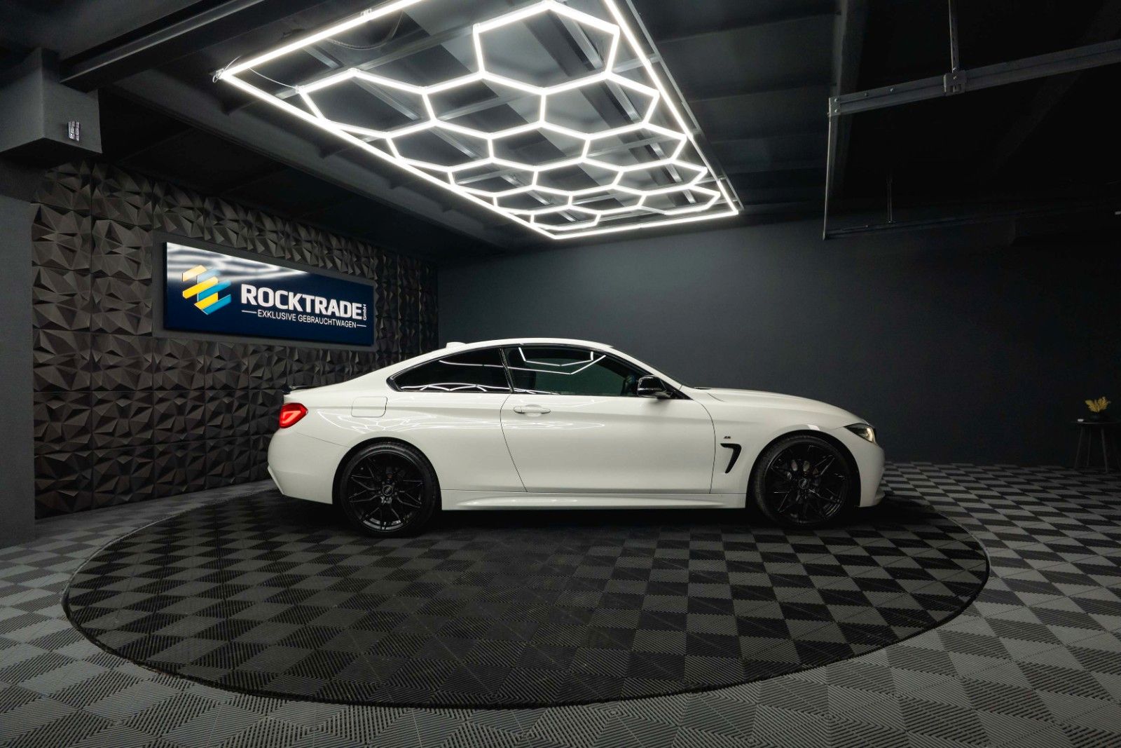 Fahrzeugabbildung BMW 420i M Sport Coupe Shadow Line Performance LCI