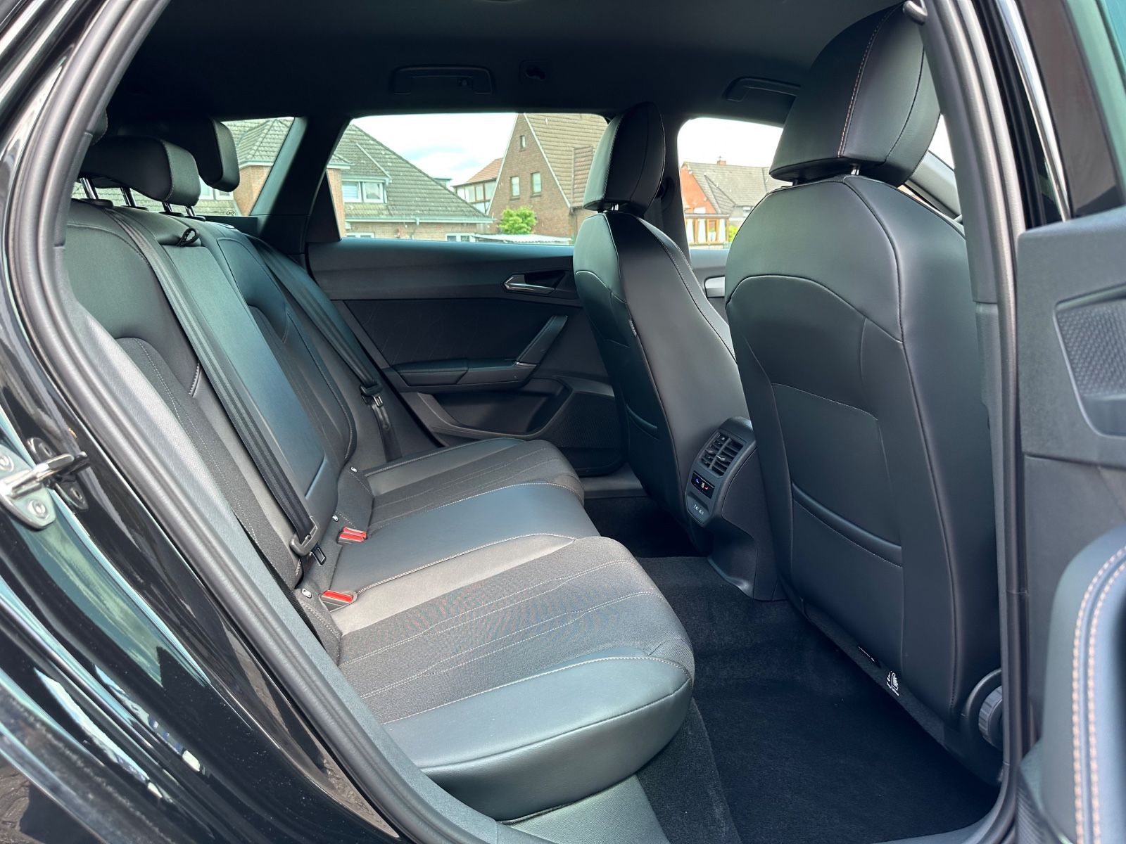 Fahrzeugabbildung CUPRA Leon ST 1.5 eTSI DSG Navi/AHK/LED/SHZG/18"