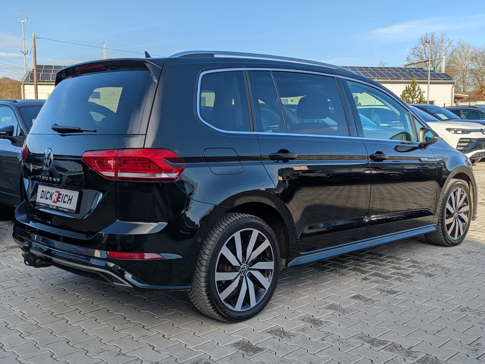 Fahrzeugabbildung Volkswagen Touran 2.0 DSG R-Line High. Pano 7-Si IQ.Dri AHK