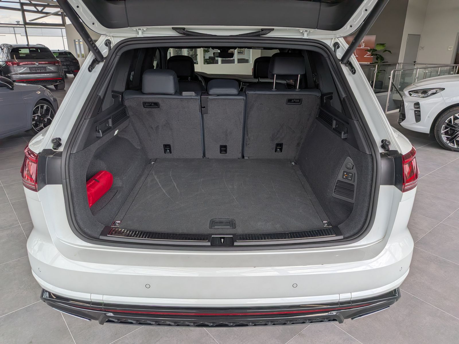 Fahrzeugabbildung Volkswagen Touareg 3.0TDI 4M R-Line VOLL Black 22" UPE 114T
