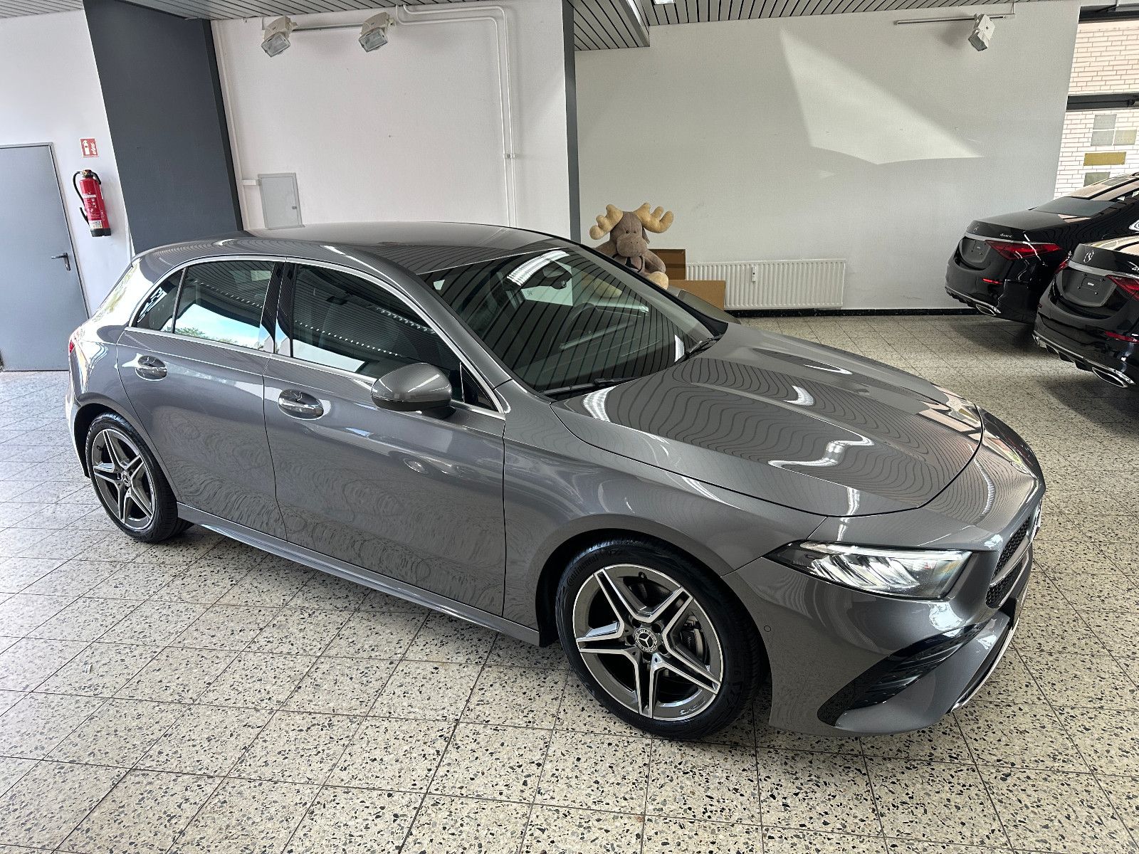 Mercedes-Benz A 180 AMG Line NAV LED PTS SHZ KEYLESS KAMERA 1H foto 3