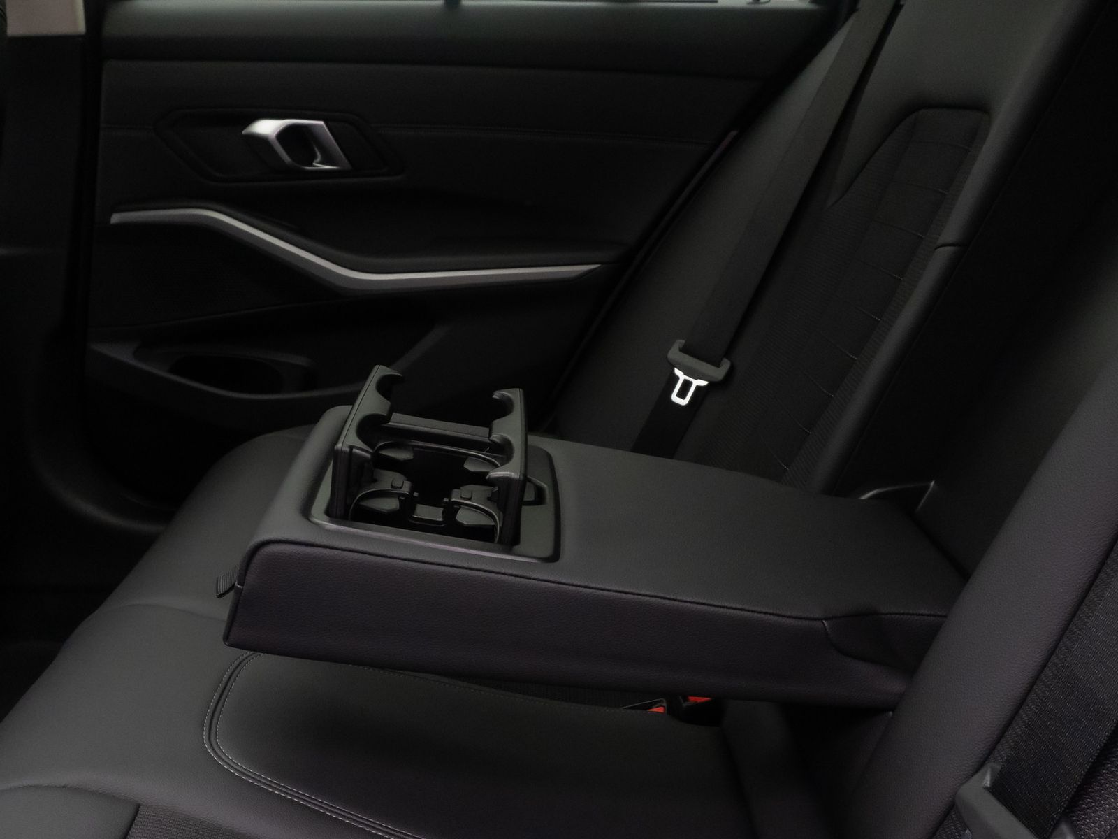 Fahrzeugabbildung BMW 320e Kamera DAB Leder Panorama Sport HUD 18Zoll