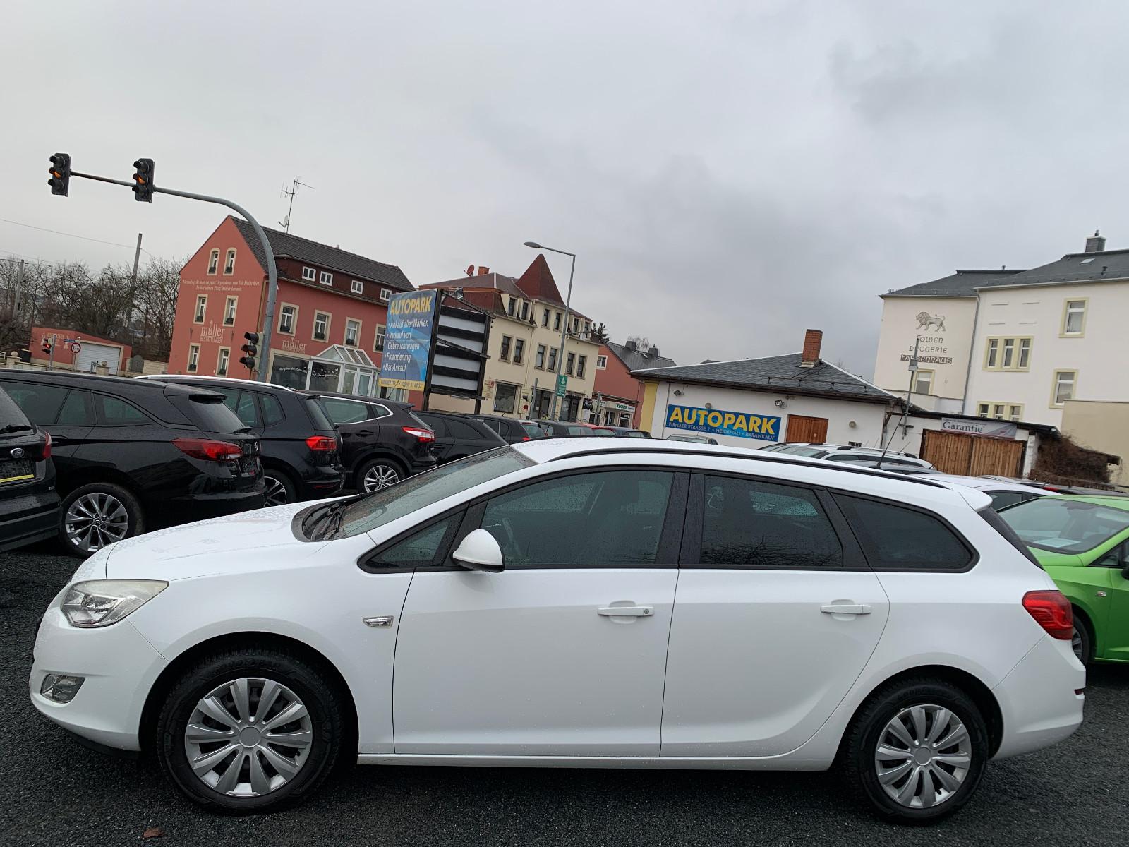 Opel Astra 2011 — photo 8
