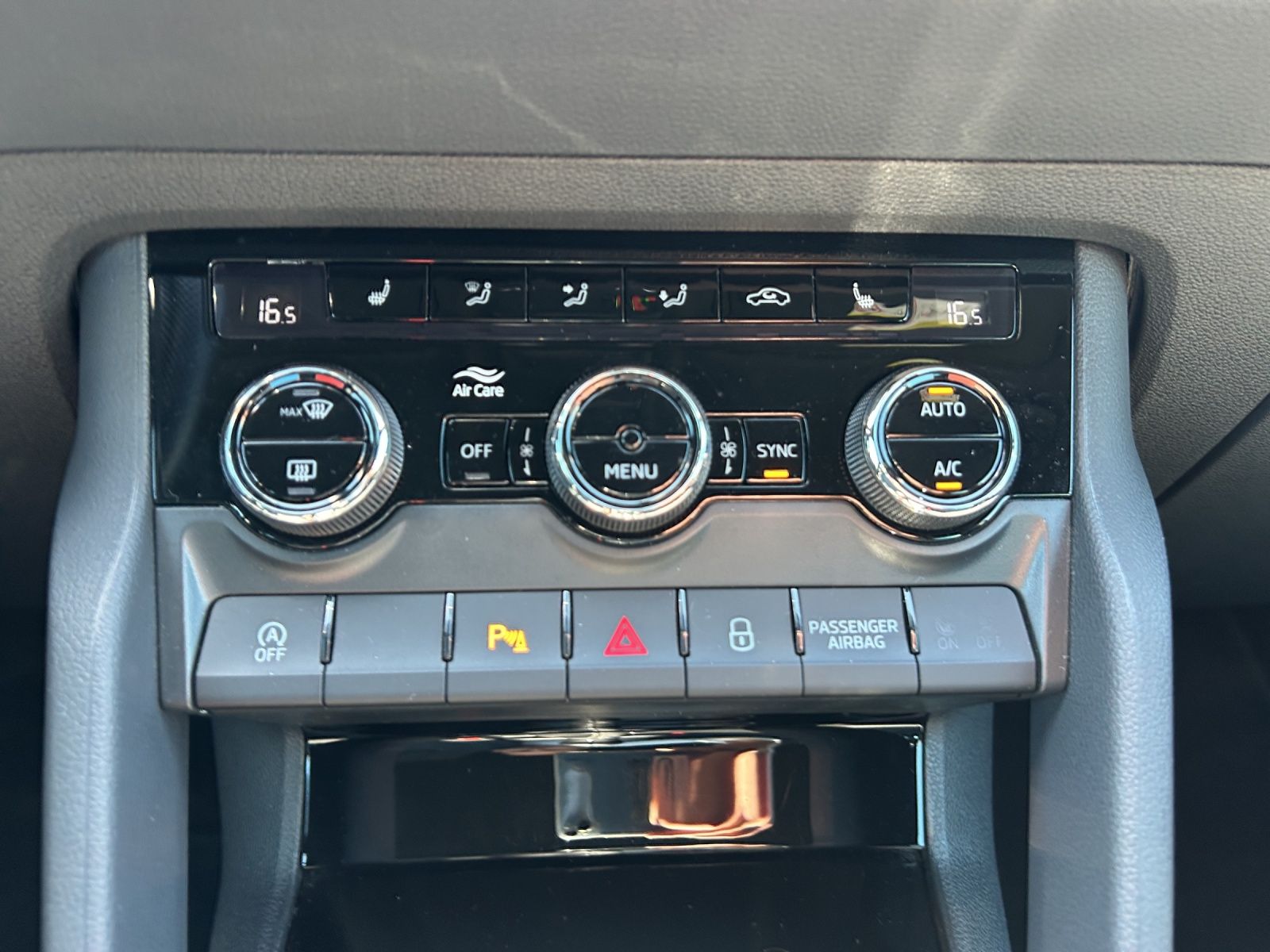 Fahrzeugabbildung SKODA Karoq Sportline LED Navi GRA 4xSHZ SmartLink