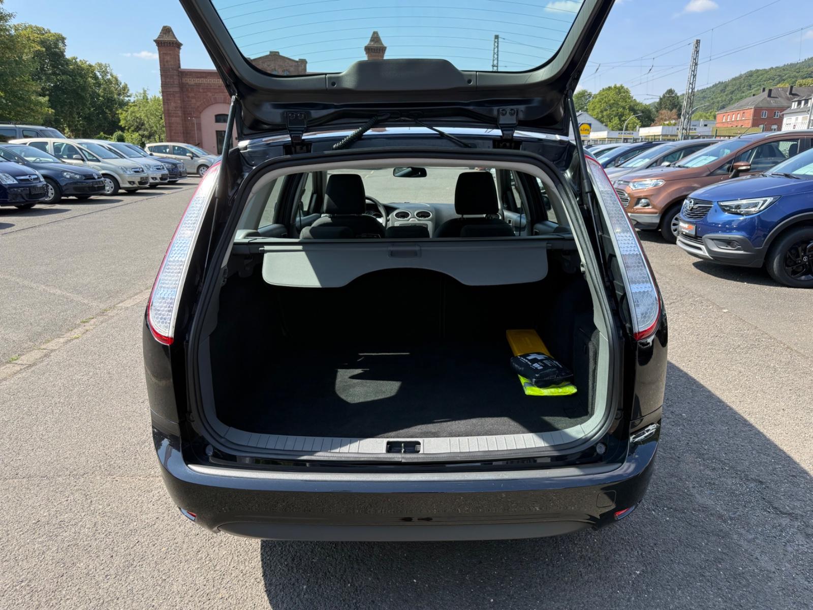 Ford Focus 2010 — photo 19