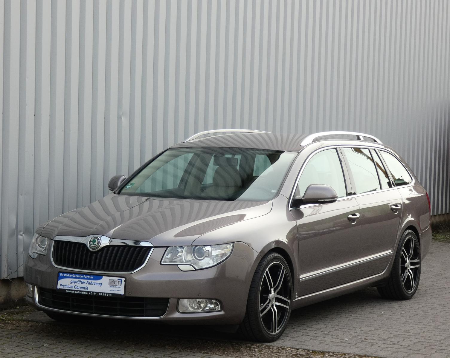 Skoda Superb Combi Elegance-Leder-Navi-Xenon-Top Optik