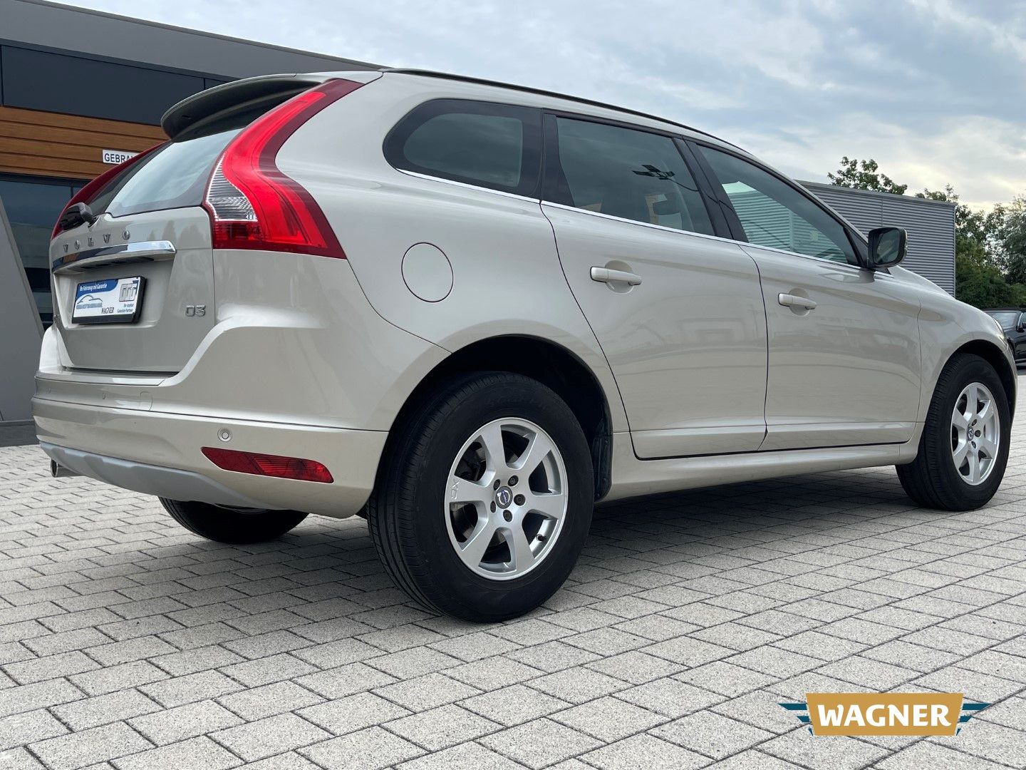 Fahrzeugabbildung Volvo XC60 Momentum 2WD Bi-Xenon SHZ 1-Hand