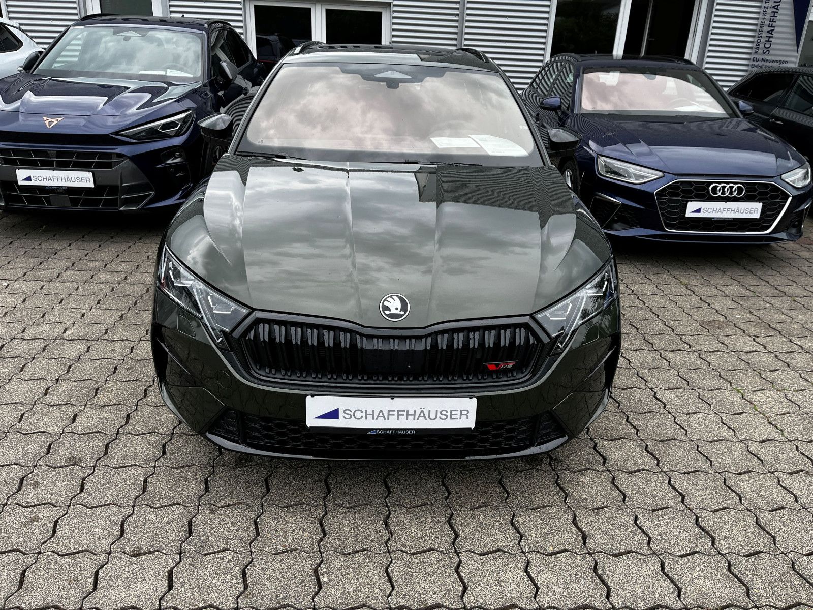 Fahrzeugabbildung SKODA Octavia Combi 2.0 TSI RS AHK NAV PANO 18"