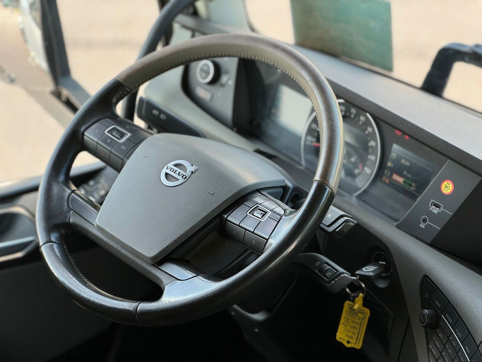 Fahrzeugabbildung Volvo FH 540 8x4 EU6 Retarder Lenk/Lift KESLA LK 9,4m