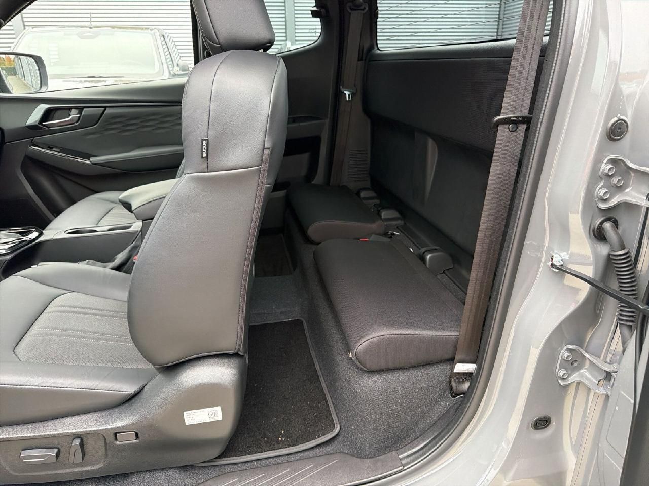 Fahrzeugabbildung Isuzu D-Max Space Cab 4WD V-CROSS