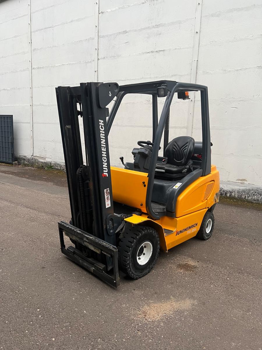 Jungheinrich TFG 320 - Triplex-Vollfreihub-Seitenschieber